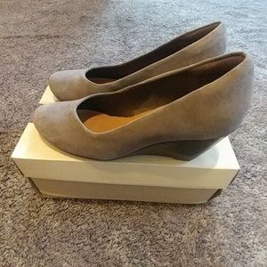 *NWT* Clarks artisan grey suede wedge 5.5